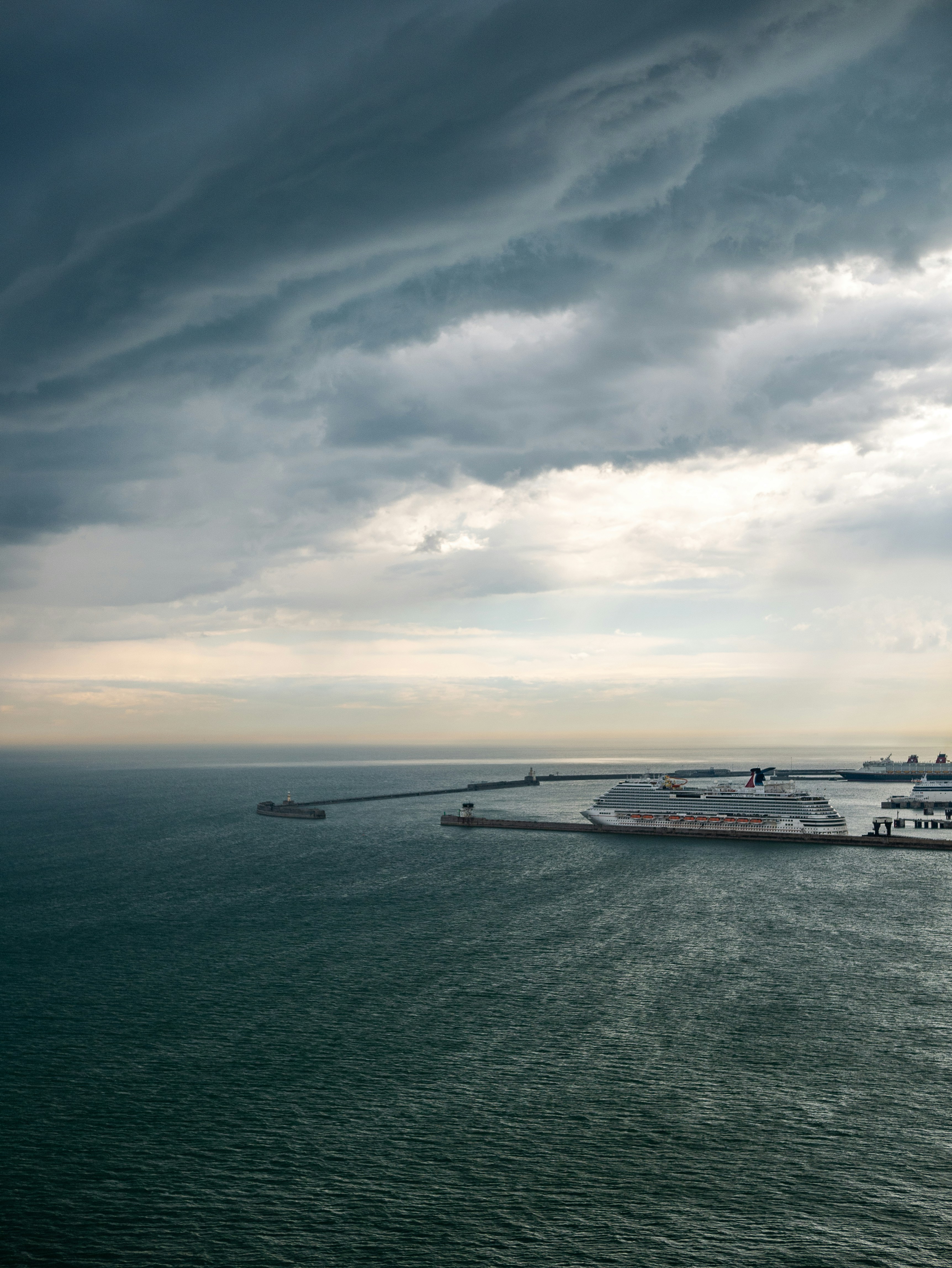Ein großes Kreuzfahrtschiff im Ozean unter einem bewölkten Himmel