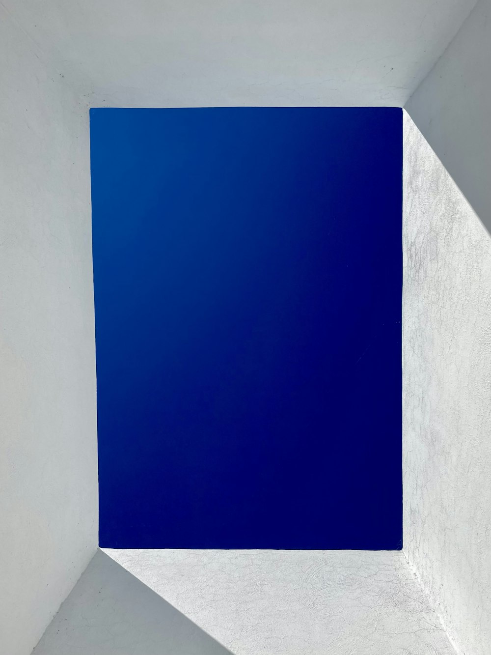 um quadrado azul no meio de uma sala