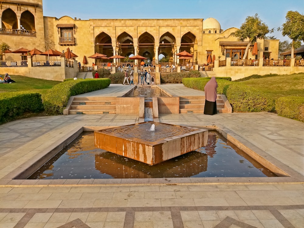 a fountain in the middle of a courtyard