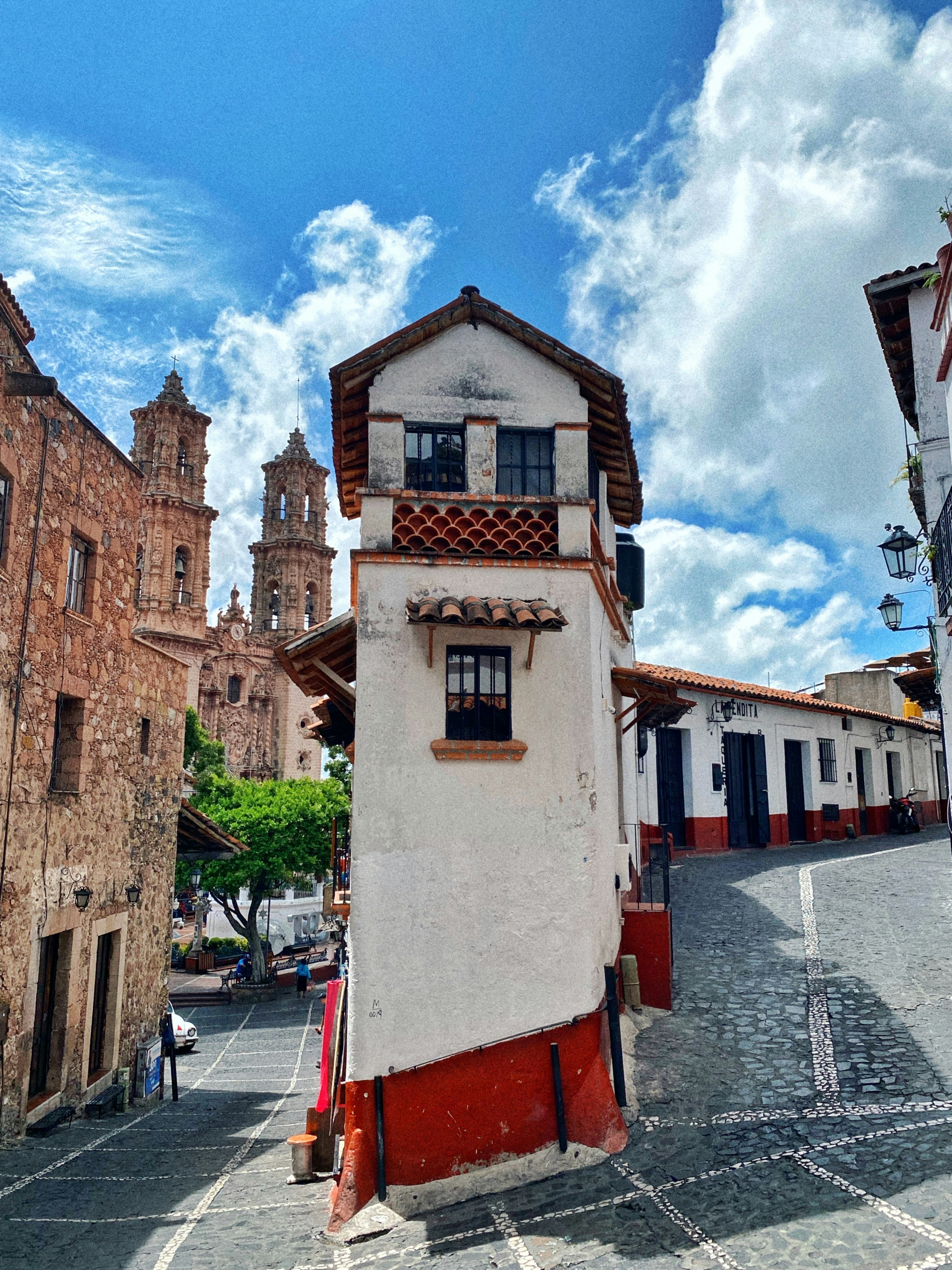 Ein weiß-rotes Gebäude, das am Straßenrand sitzt