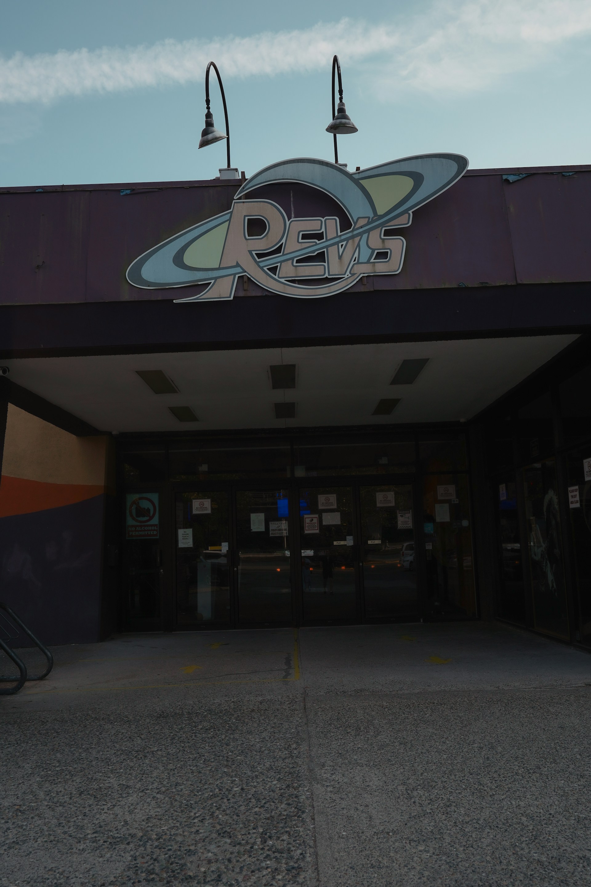 gray computer monitor