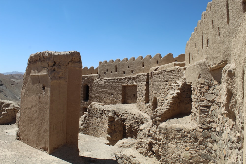 Un bâtiment en pierre au milieu d’un désert