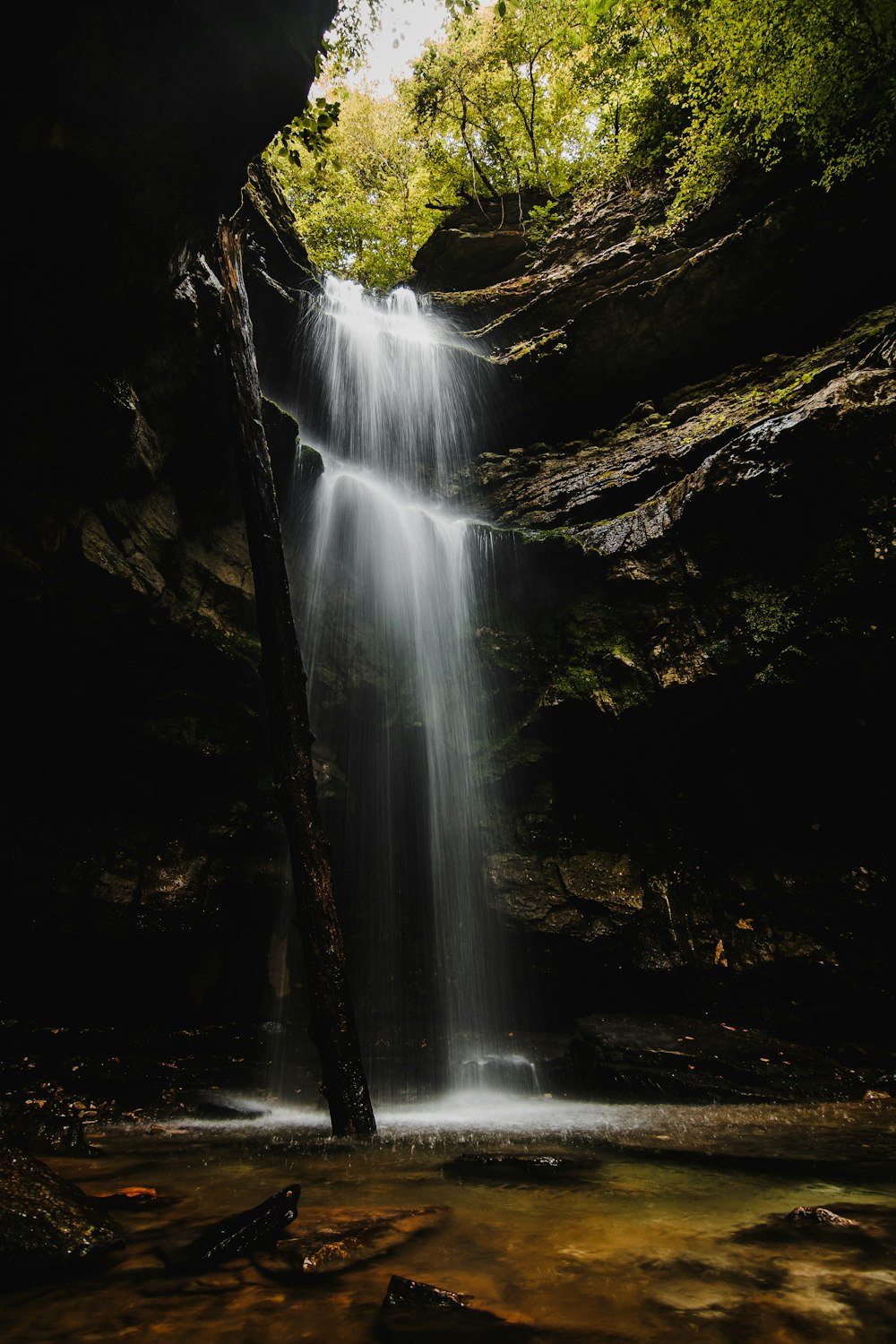 Ein kleiner Wasserfall mitten im Wald