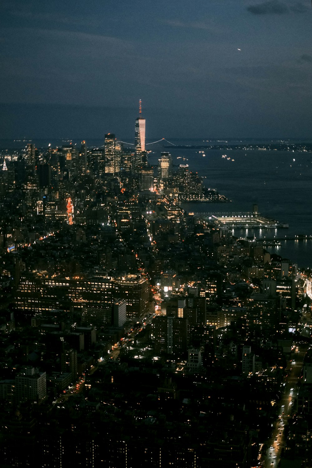 Una vista de una ciudad por la noche desde lo alto de un edificio