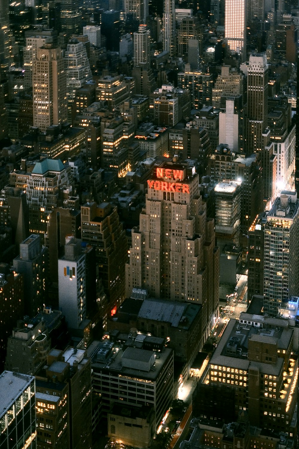 uma vista aérea de uma cidade à noite