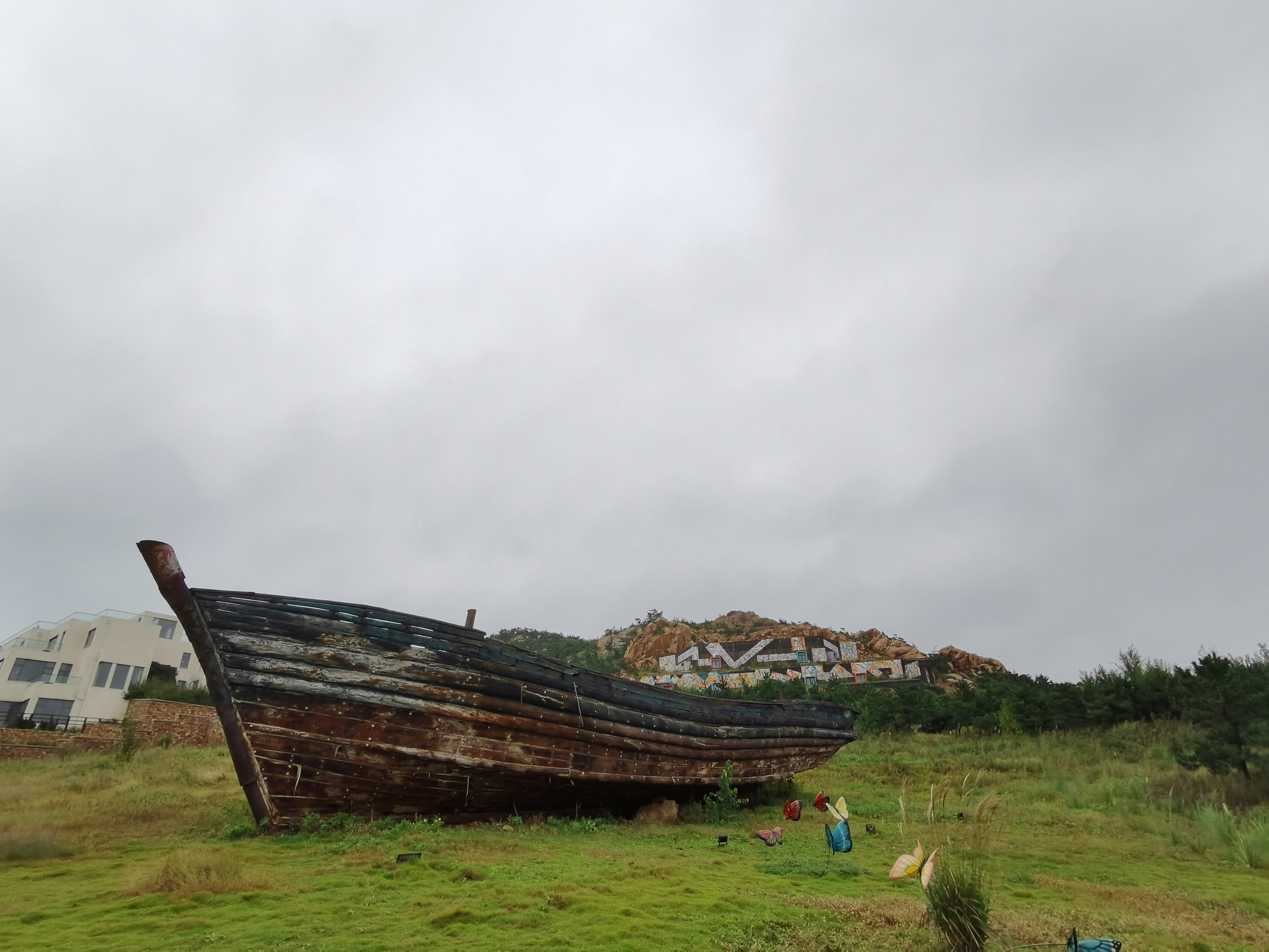 A boat sitting on top of a lush green field photo – Free Boat Image on ...