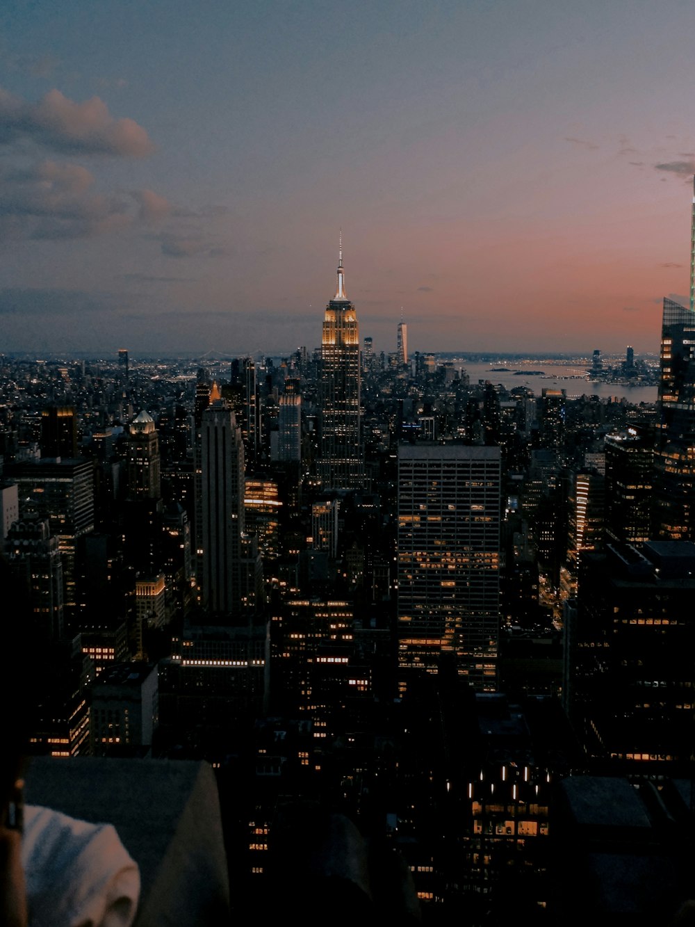 uma vista de uma cidade à noite do topo de um edifício
