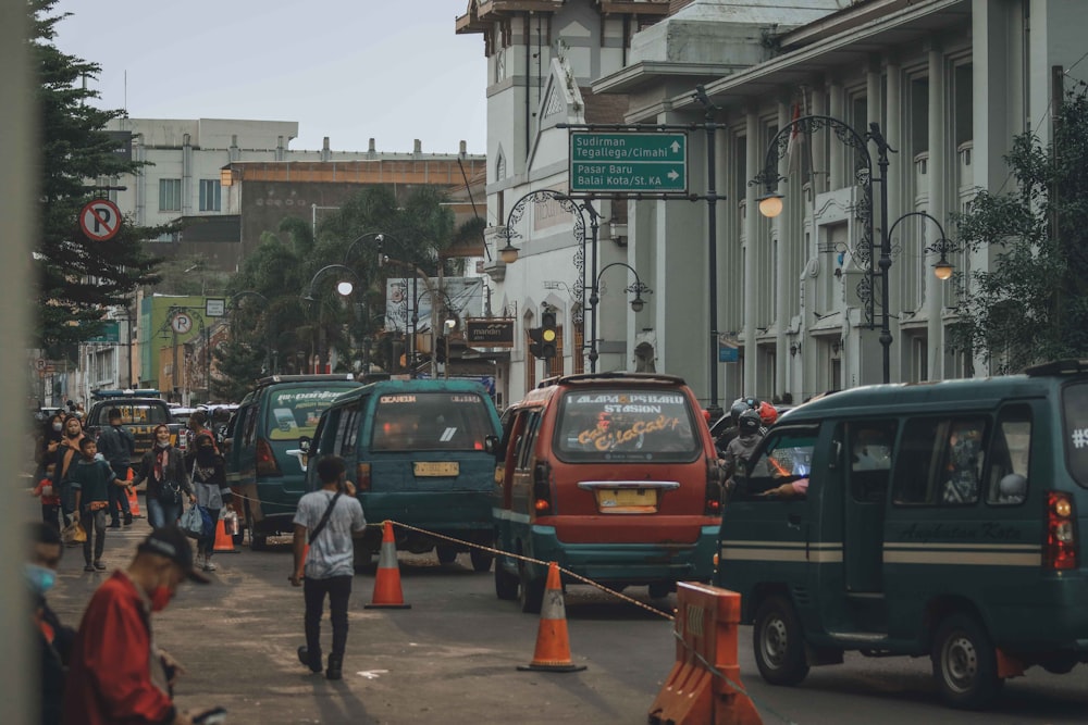 a busy city street filled with lots of traffic