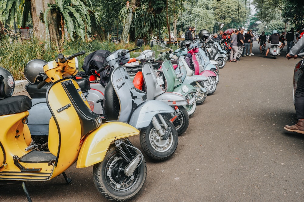 uma fila de motocicletas estacionadas uma ao lado da outra