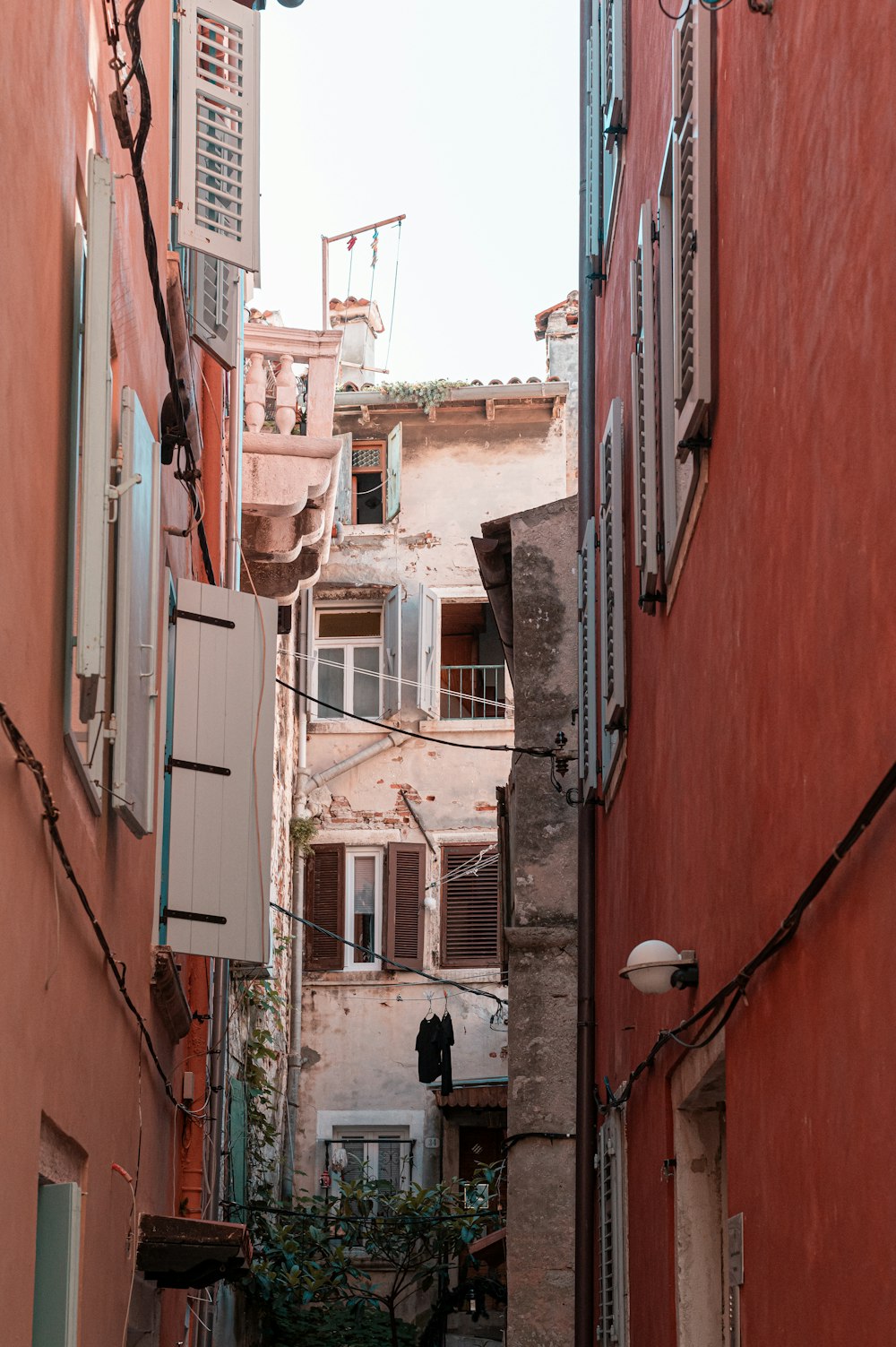 a narrow alley way with a few buildings in the background