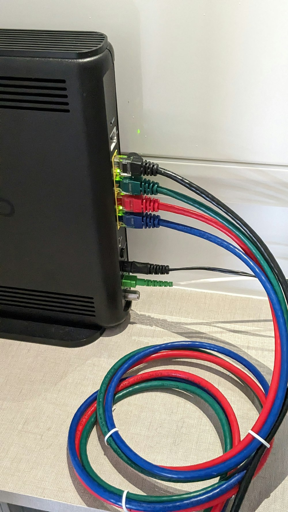 컴퓨터에 연결된 전선 묶음
