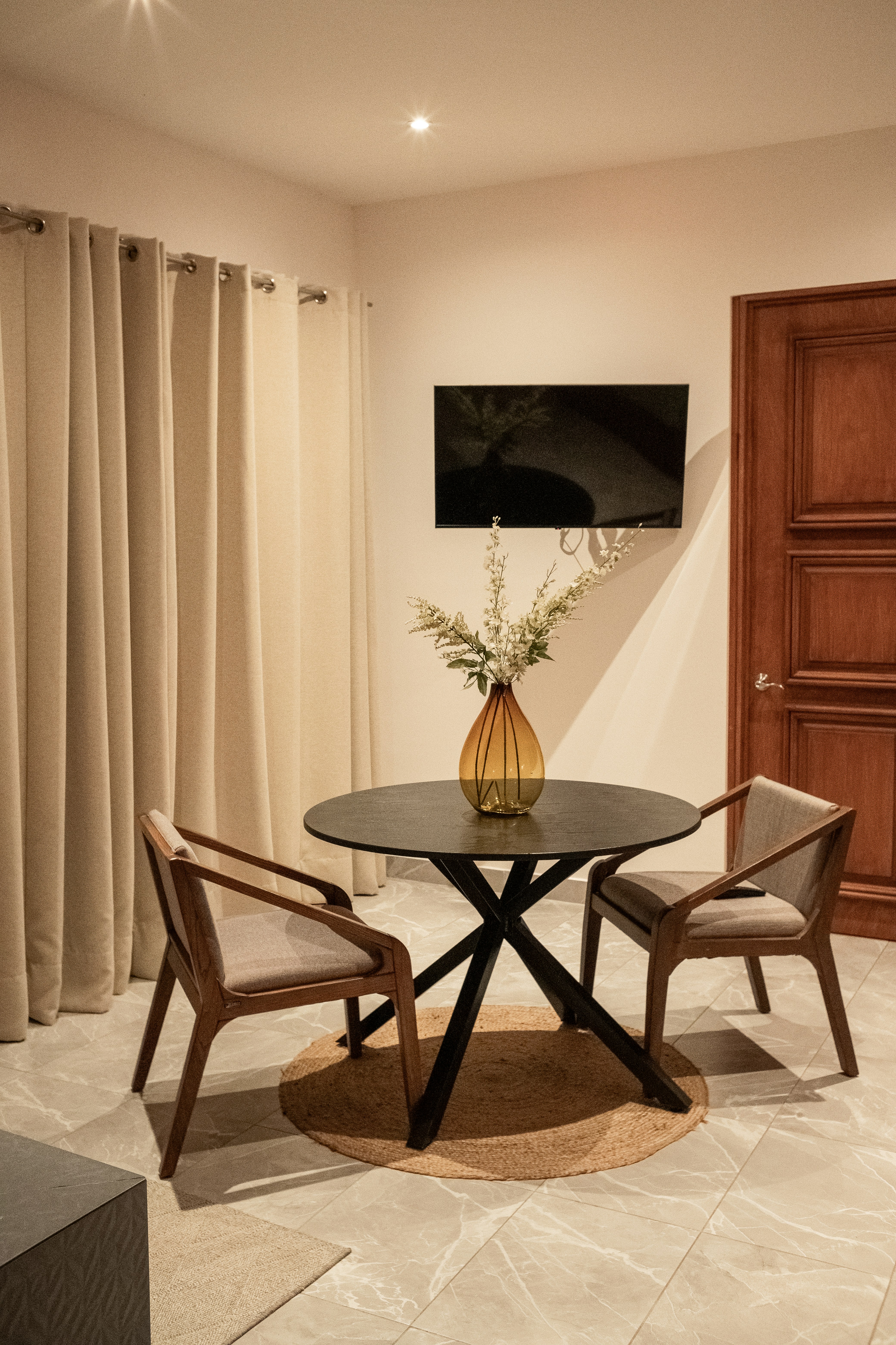 A table with a vase of flowers on top of it photo – Free Art Image on ...
