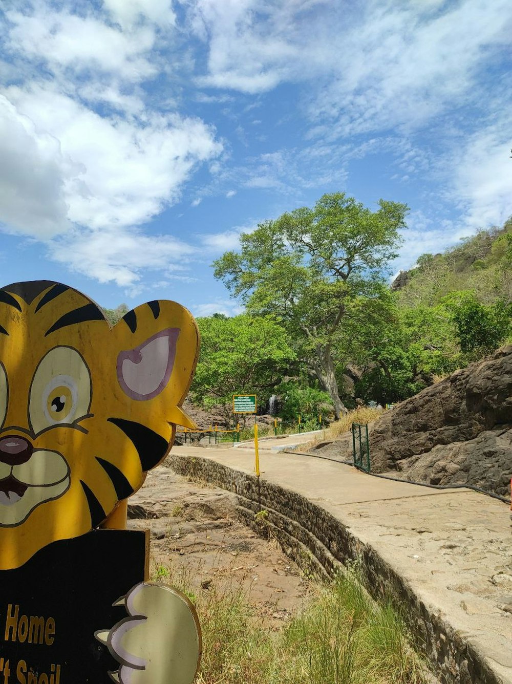 ein gelb-schwarzes Schild mit einem Tigergesicht darauf