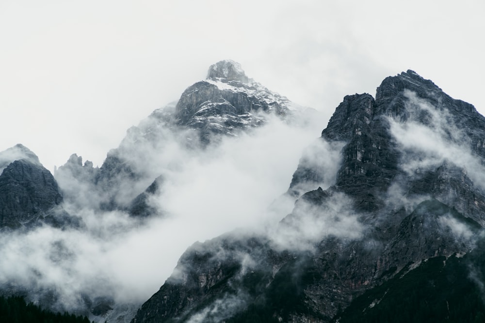 구름과 안개로 뒤덮인 산맥