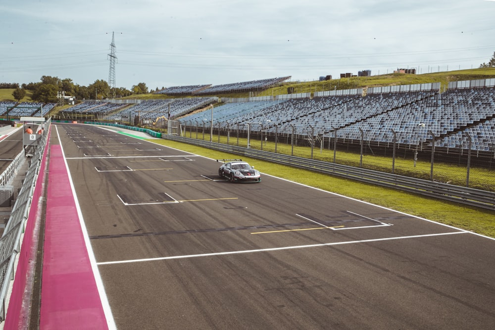 um carro de corrida dirigindo por uma pista de corrida