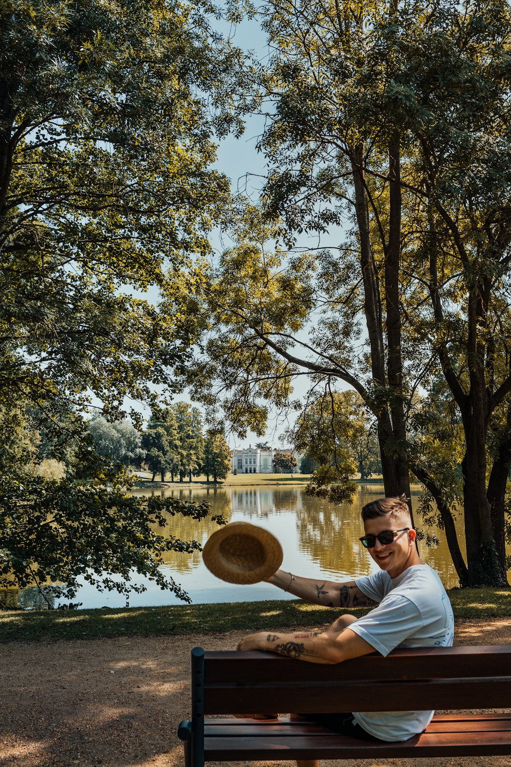 Ein Mann, der mit einer Frisbee in der Hand auf einer Bank sitzt