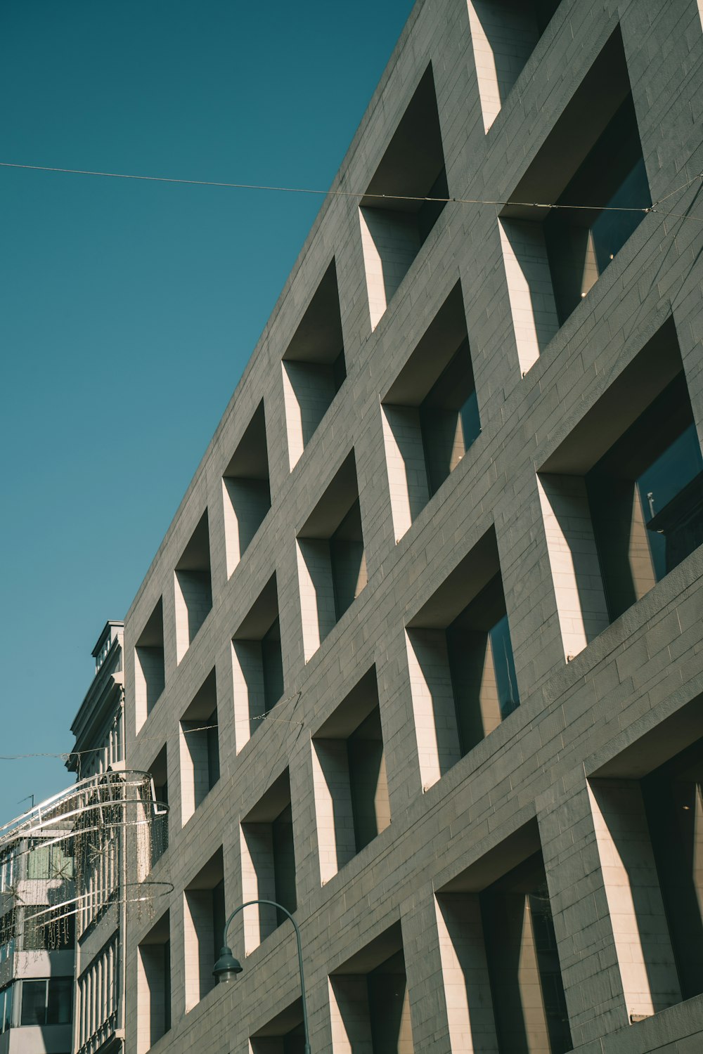 un edificio alto con un orologio sul lato di esso