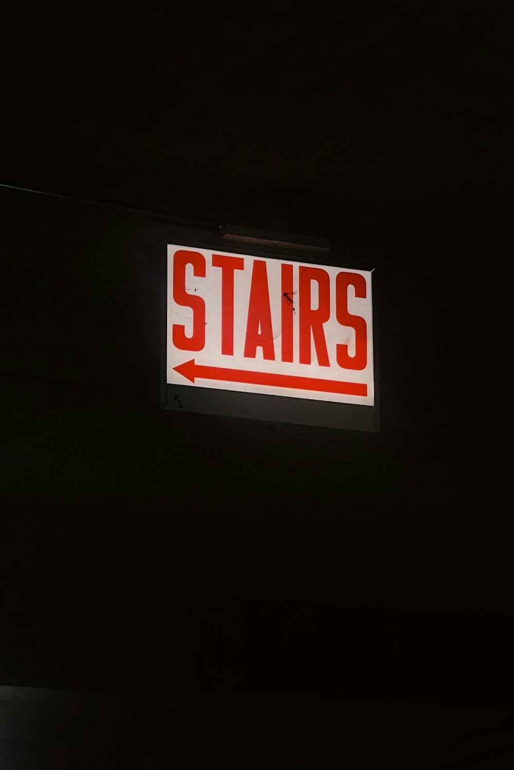 a red and white sign that reads stairs