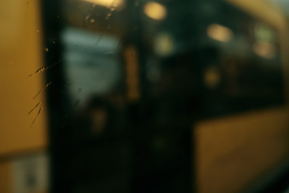 Una foto borrosa de un tren con la puerta abierta