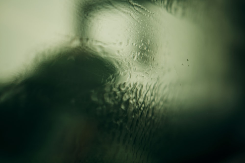 Una foto borrosa de la cara de una persona a través de una ventana