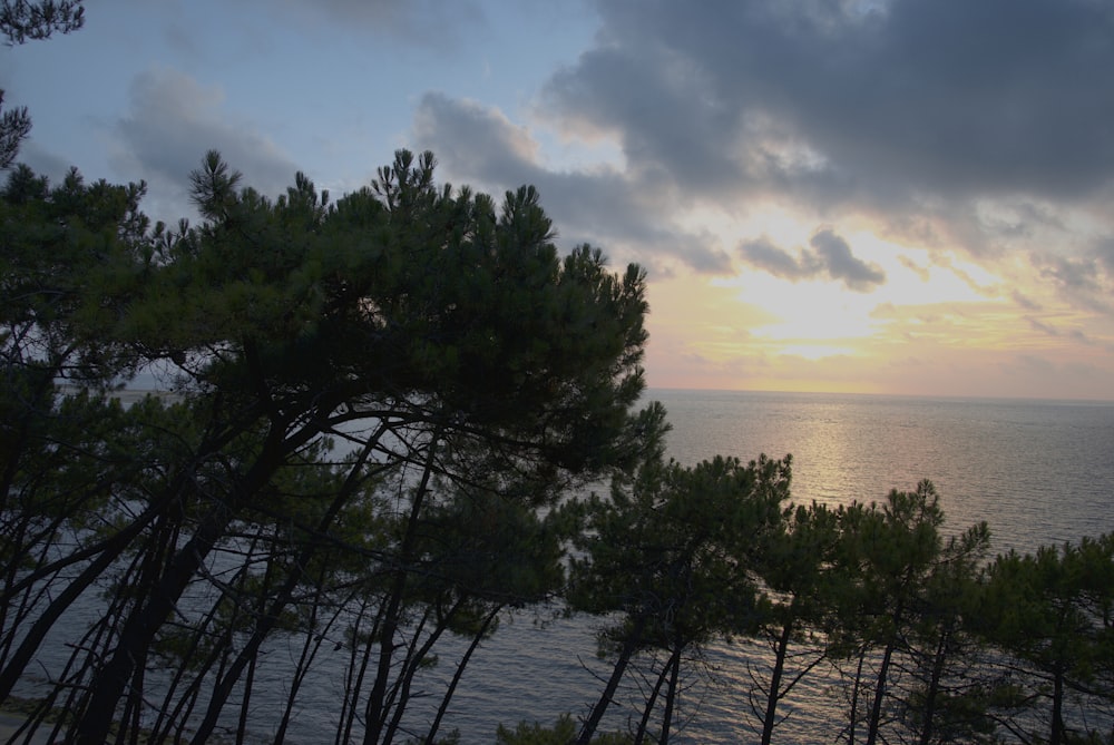 Le soleil brille à travers les nuages au-dessus de l’océan