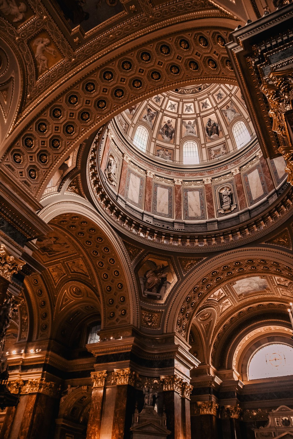 le plafond d’un grand bâtiment avec un dôme