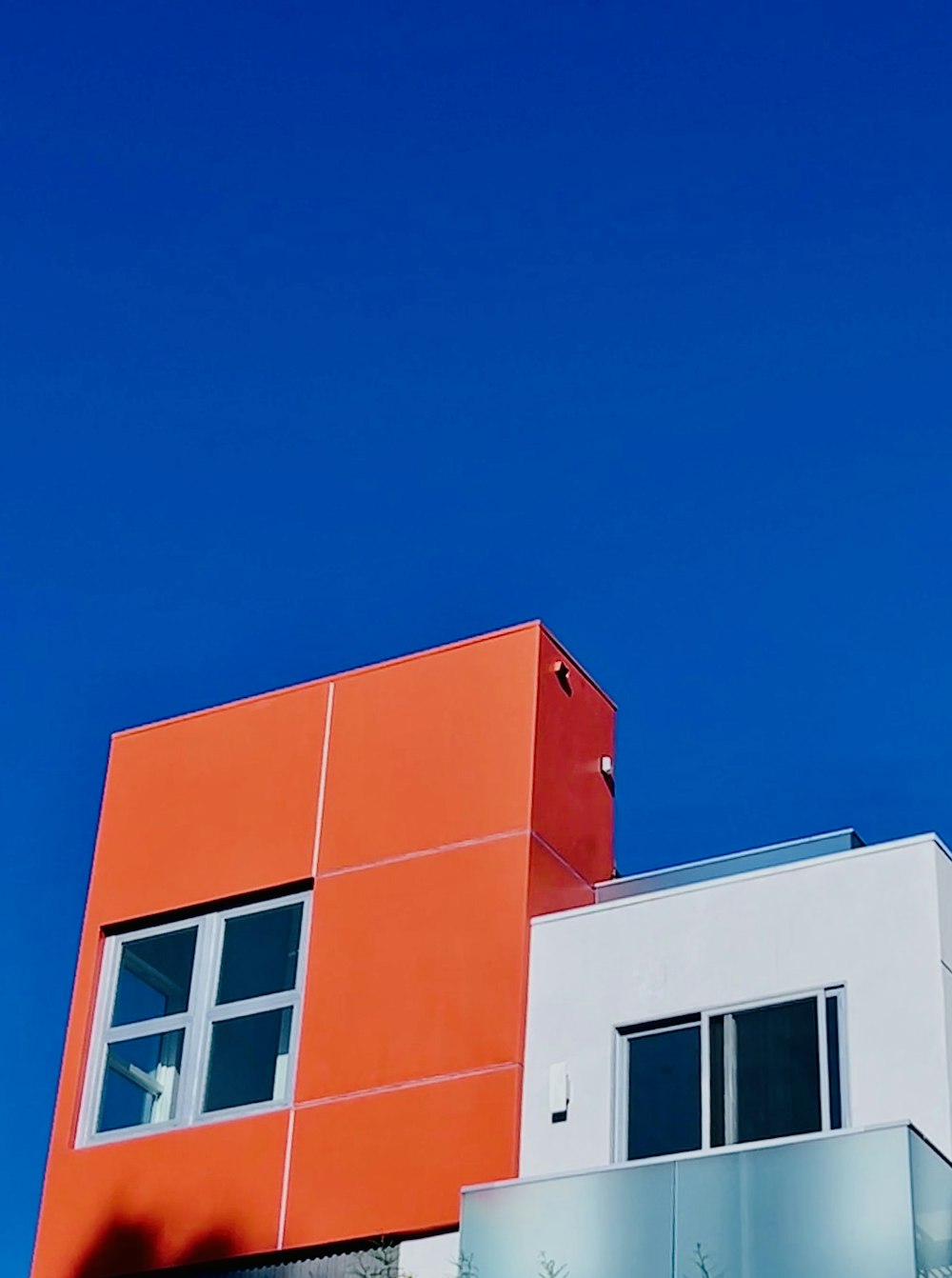 Ein orange-weißes Gebäude vor blauem Himmel