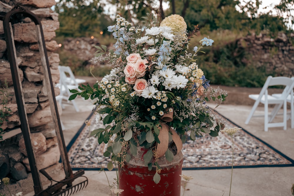 eine mit vielen Blumen gefüllte Vase auf einem Tisch