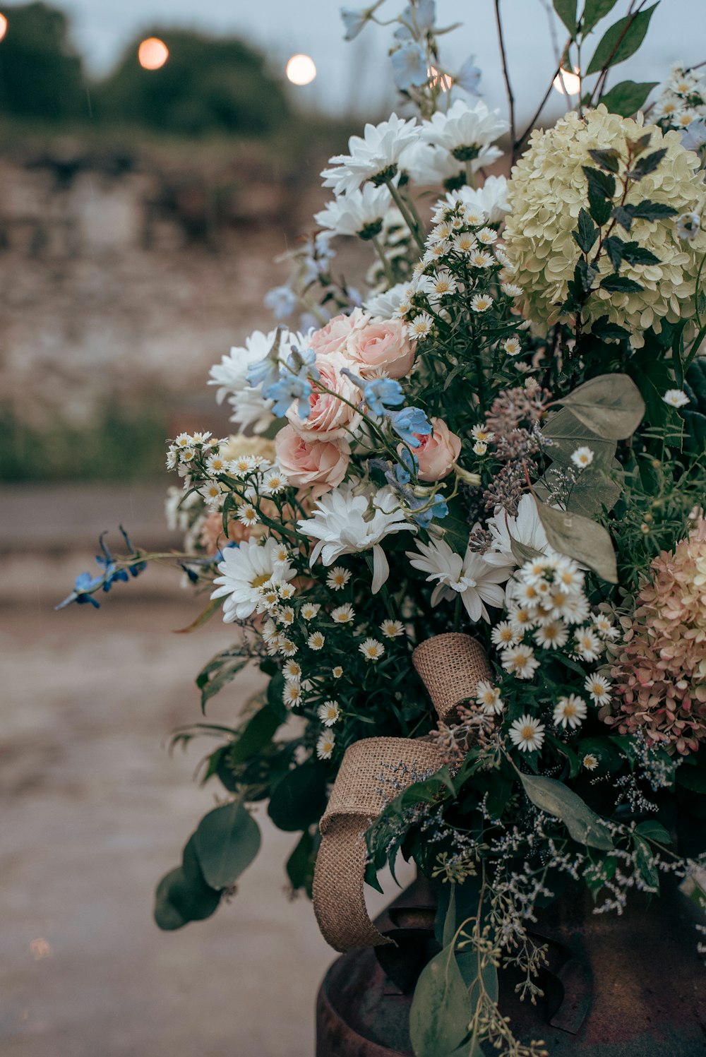 un ramo de flores que están en un jarrón