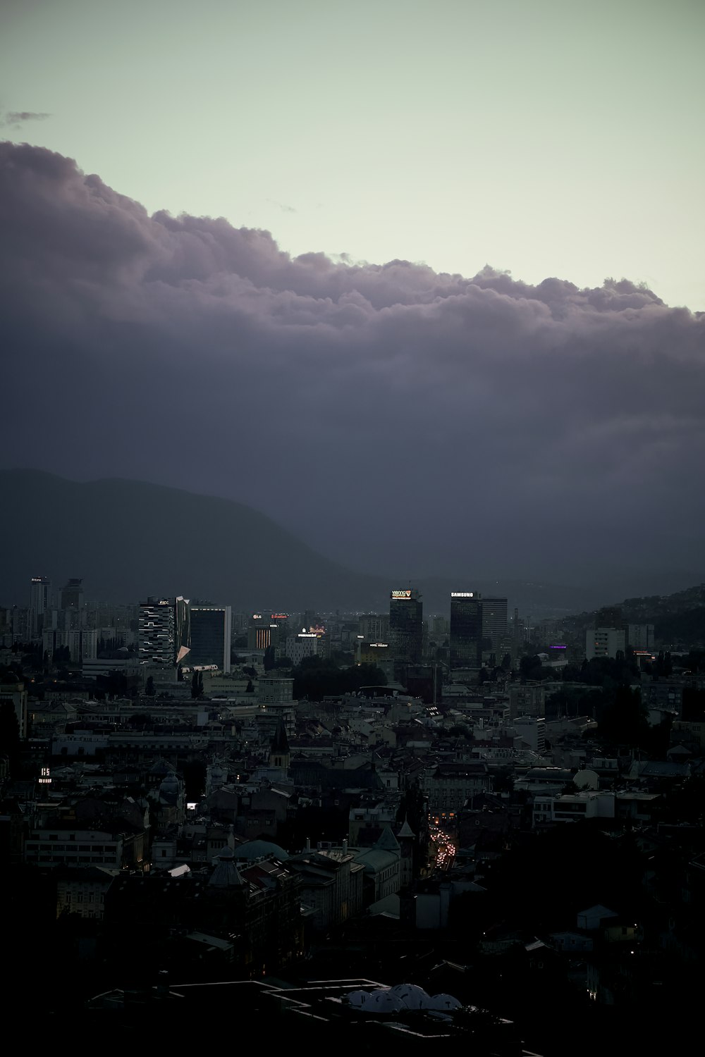 Blick auf eine Stadt unter bewölktem Himmel