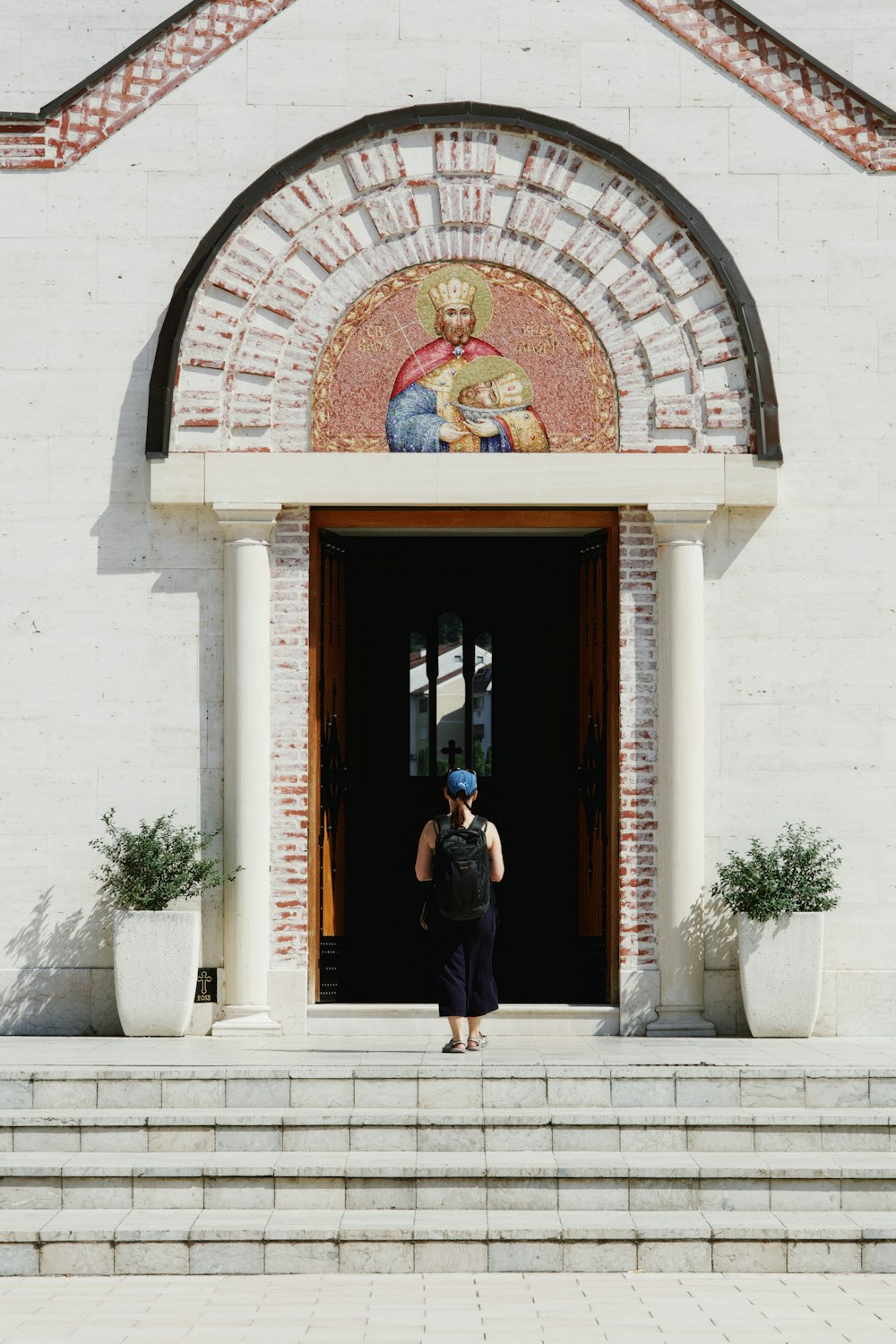 Una persona parada frente a la puerta de una iglesia