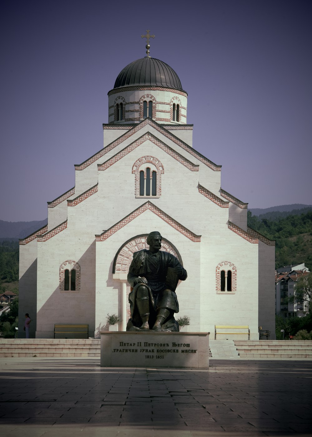 教会の前に座っている男の像