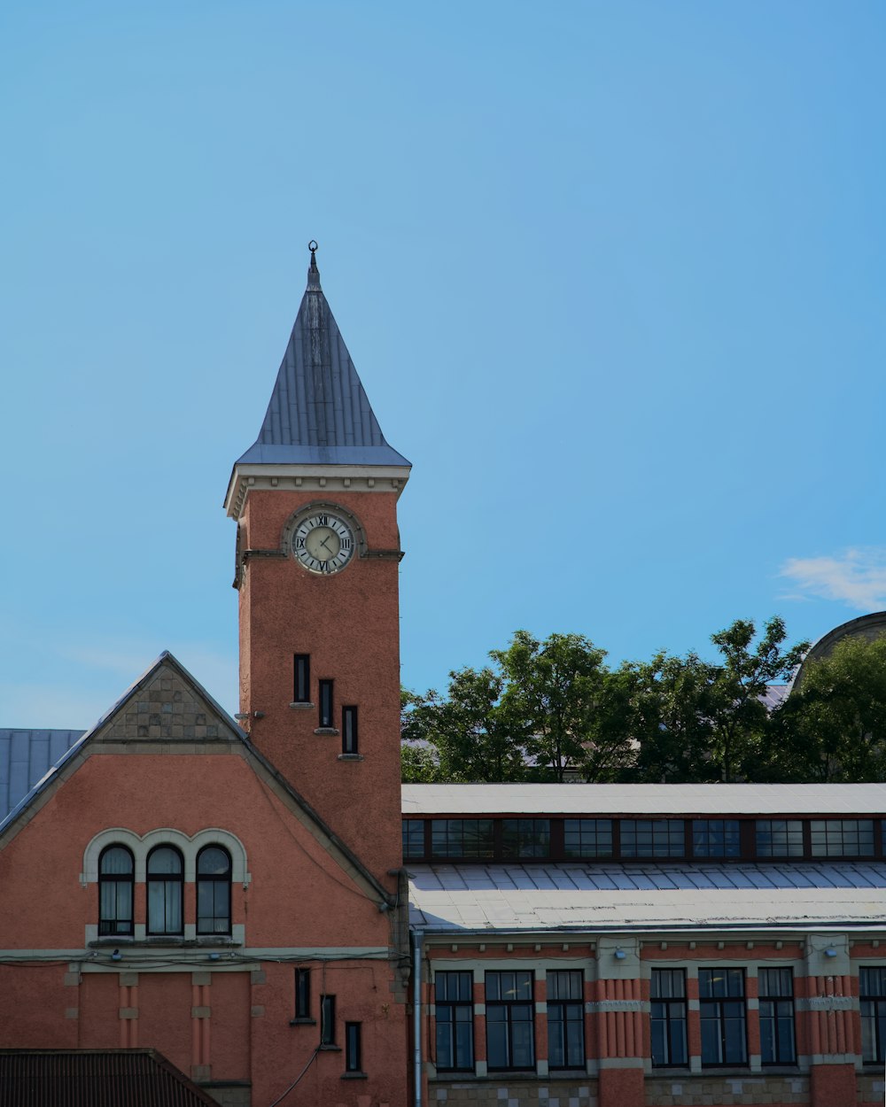 Ein hohes Backsteingebäude mit einem Glockenturm