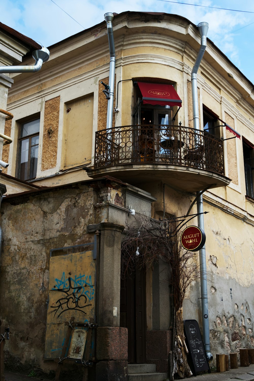 ein altes Gebäude mit Graffiti an der Seite