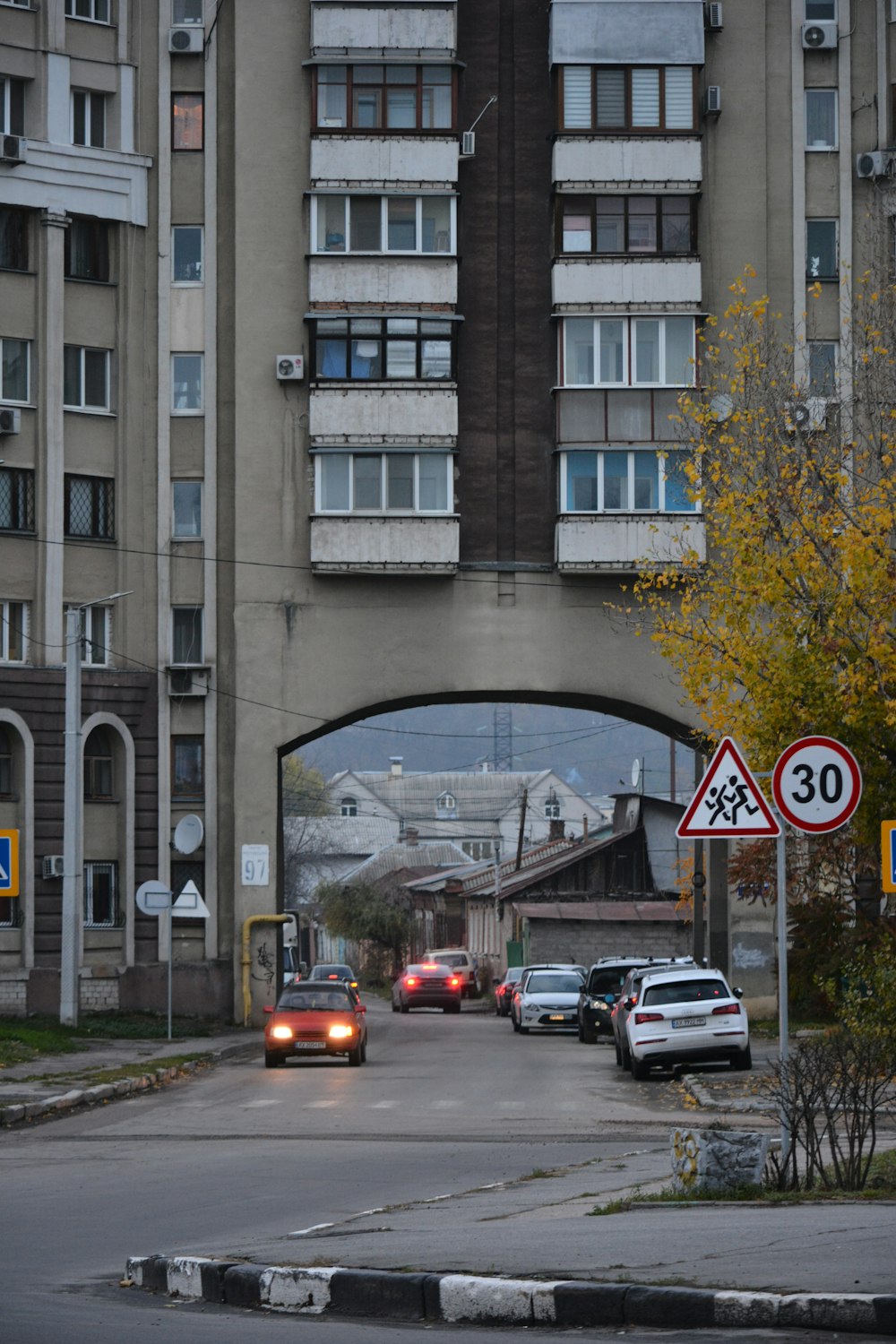 Eine Straße mit viel Verkehr neben hohen Gebäuden