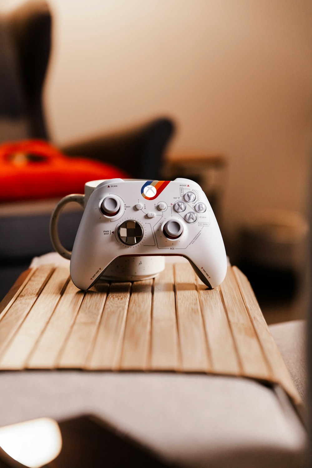 um controlador de videogame sentado em cima de uma mesa de madeira