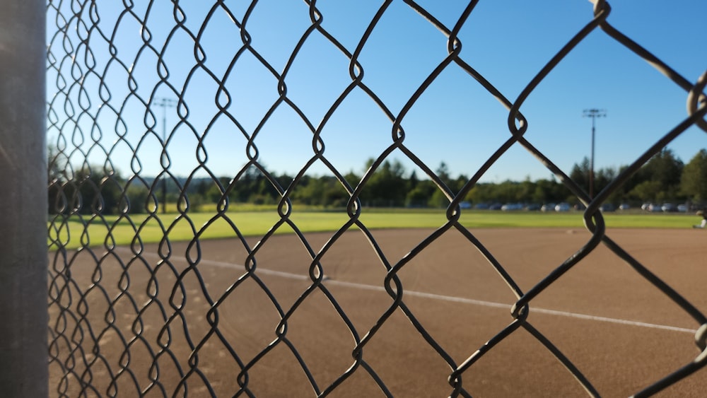Un campo de béisbol detrás de una cerca de alambre