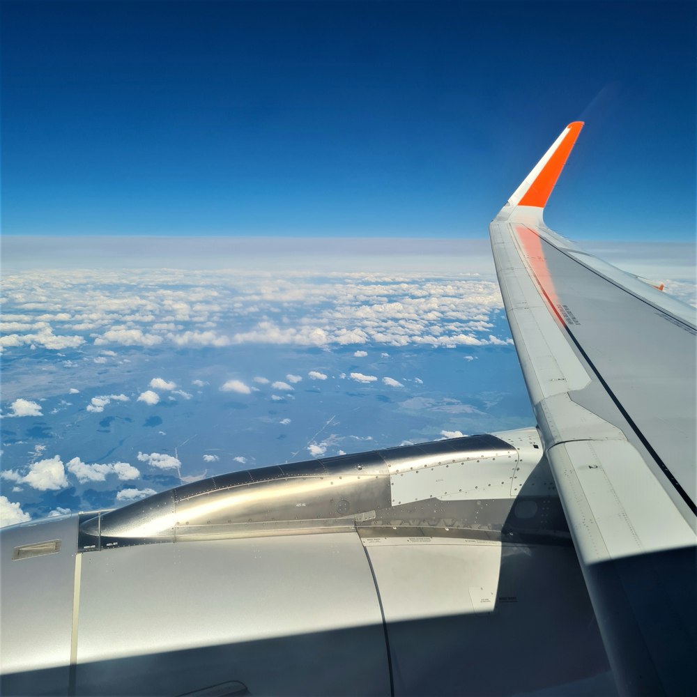 雲の上を飛ぶ飛行機の翼