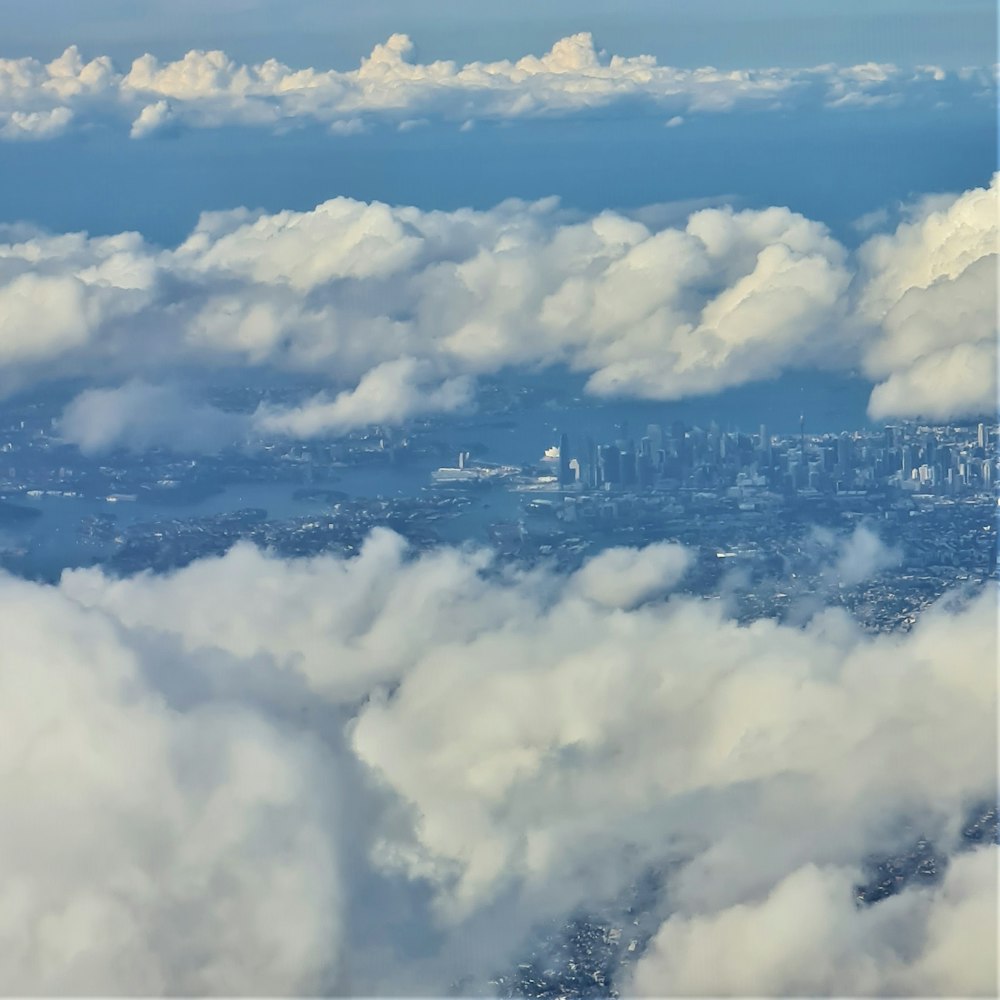 Una vista di una città dal finestrino di un aereo