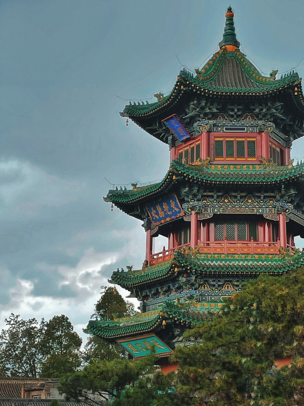 una torre alta con un reloj en la parte superior de la misma