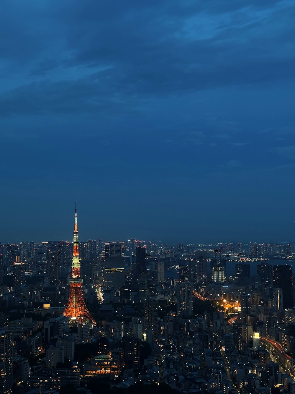 Una vista de una ciudad por la noche con las luces encendidas