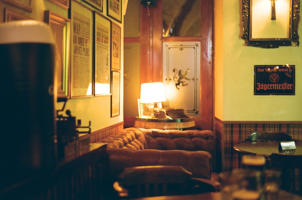 una habitación poco iluminada con un sofá y una mesa