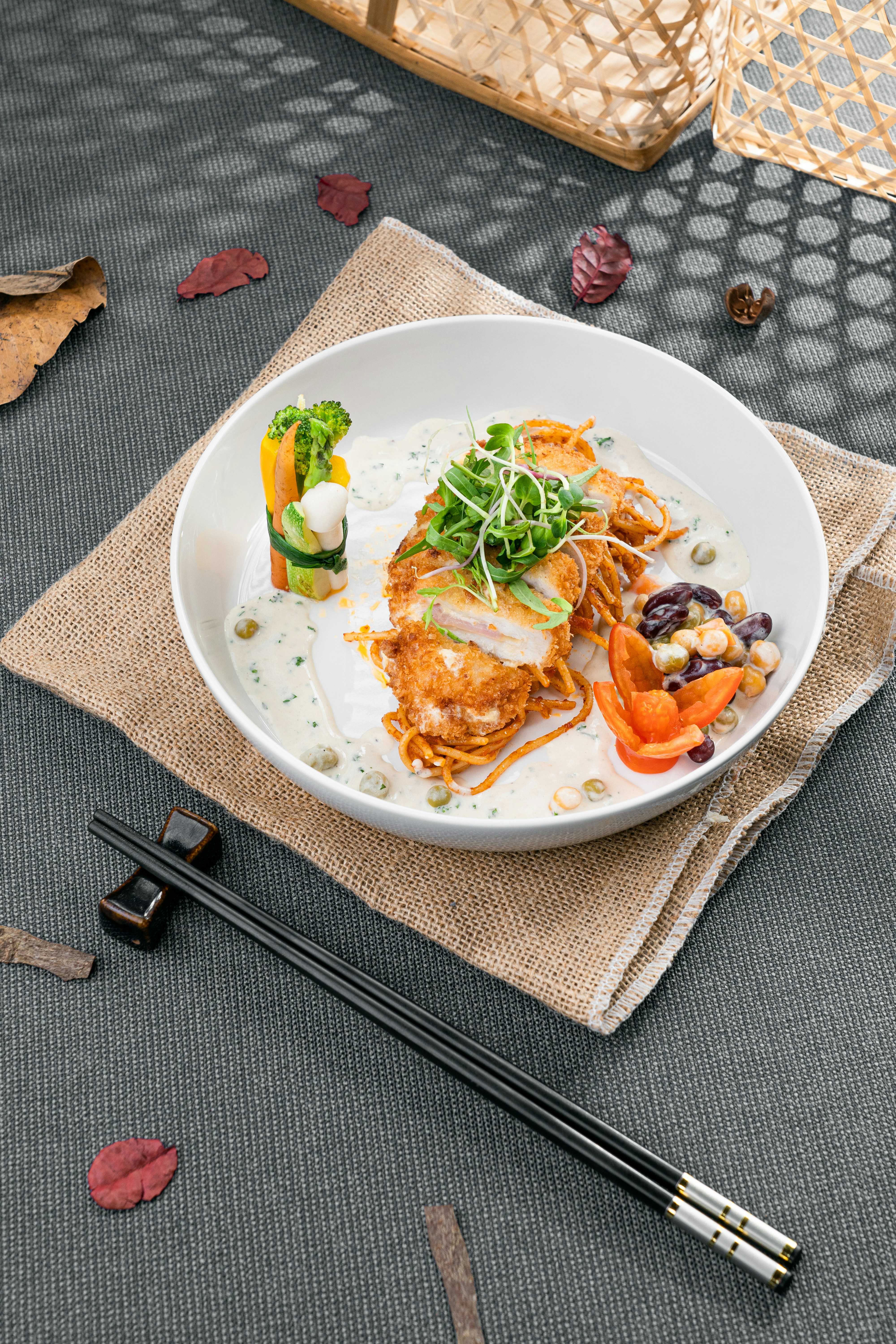 젓가락으로 테이블 위에 음식 접시