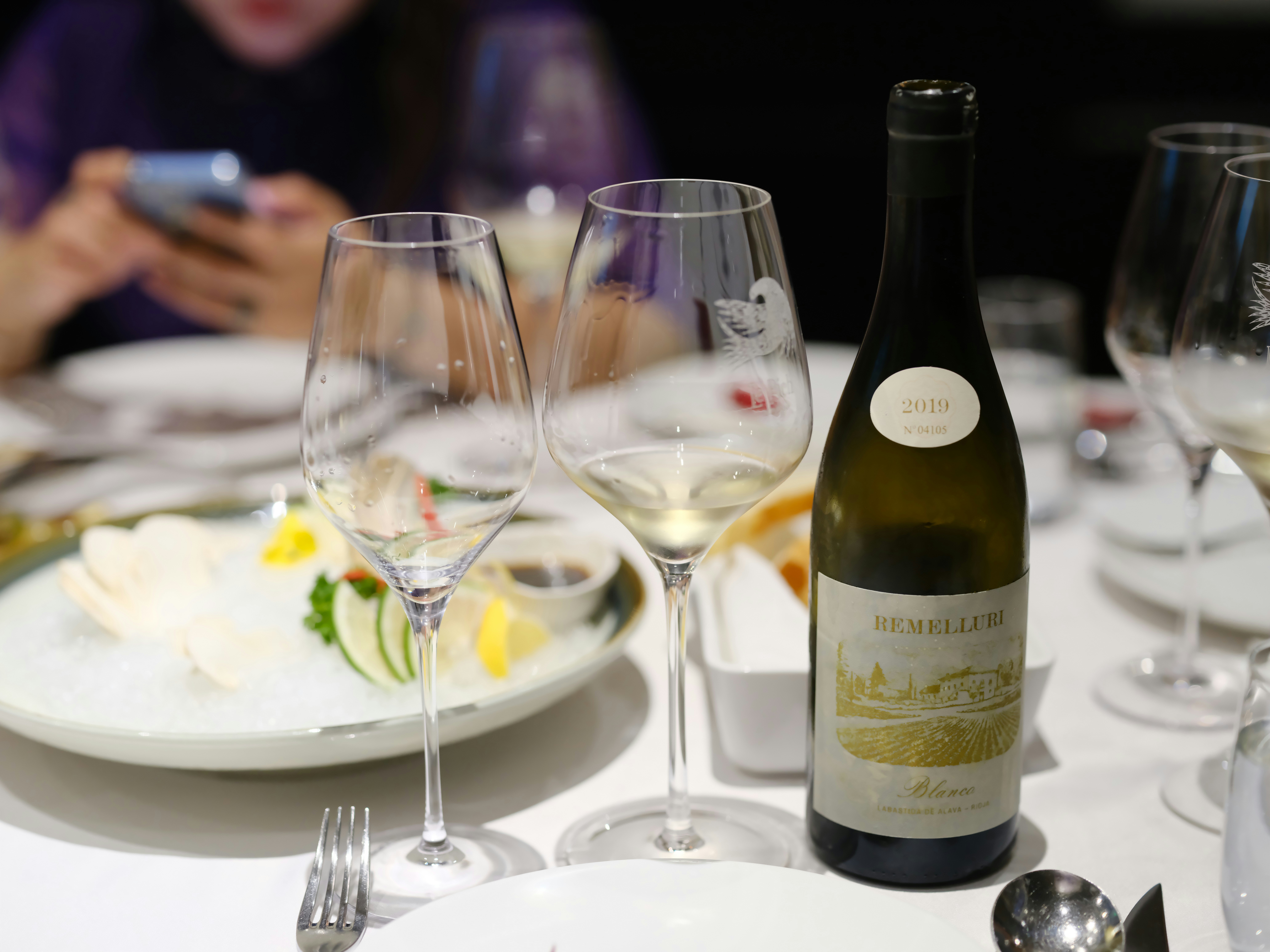 une bouteille de vin posée sur une table