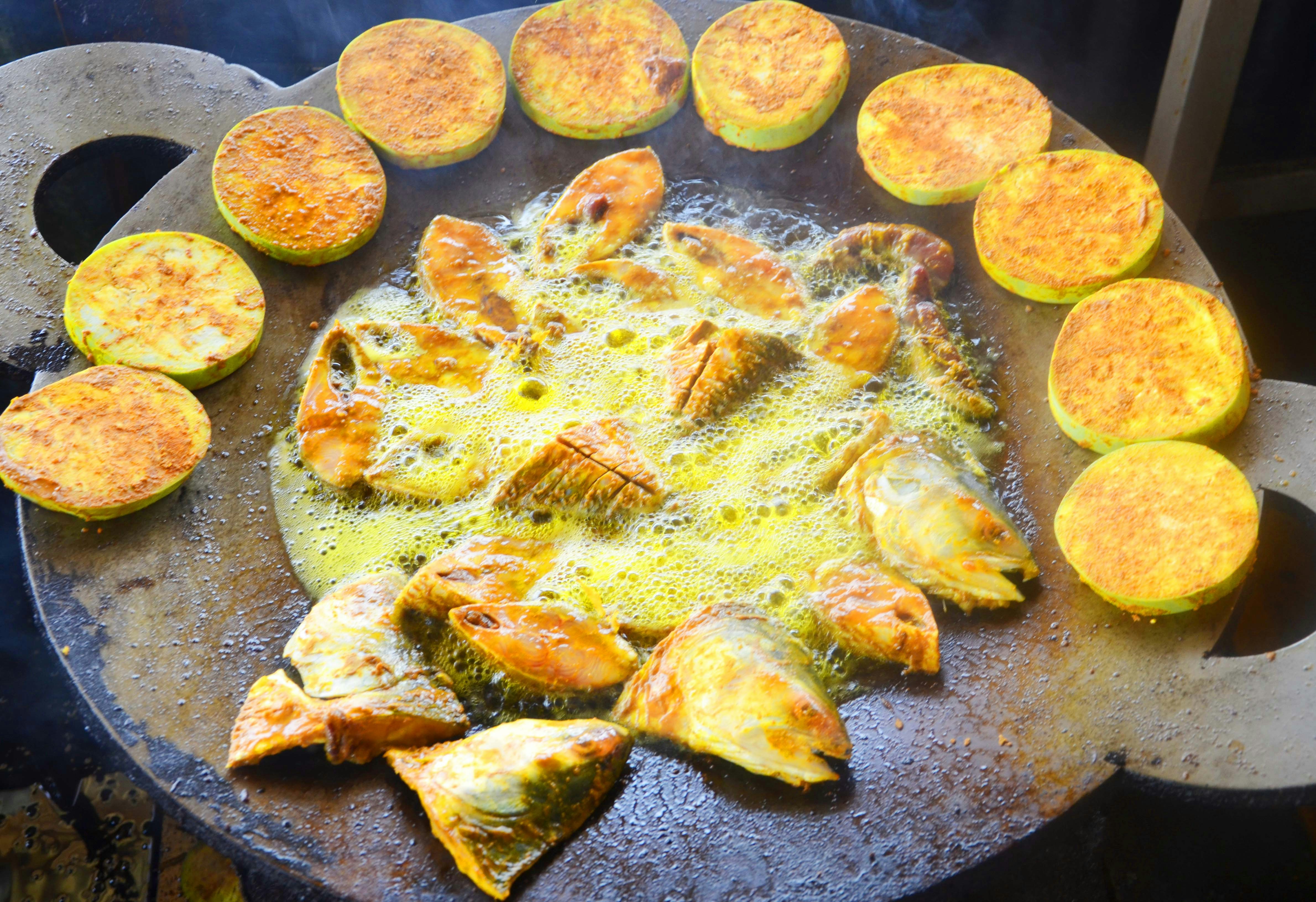 Le hilsa, surnommé l'argent du fleuve .   Bangladesh.
