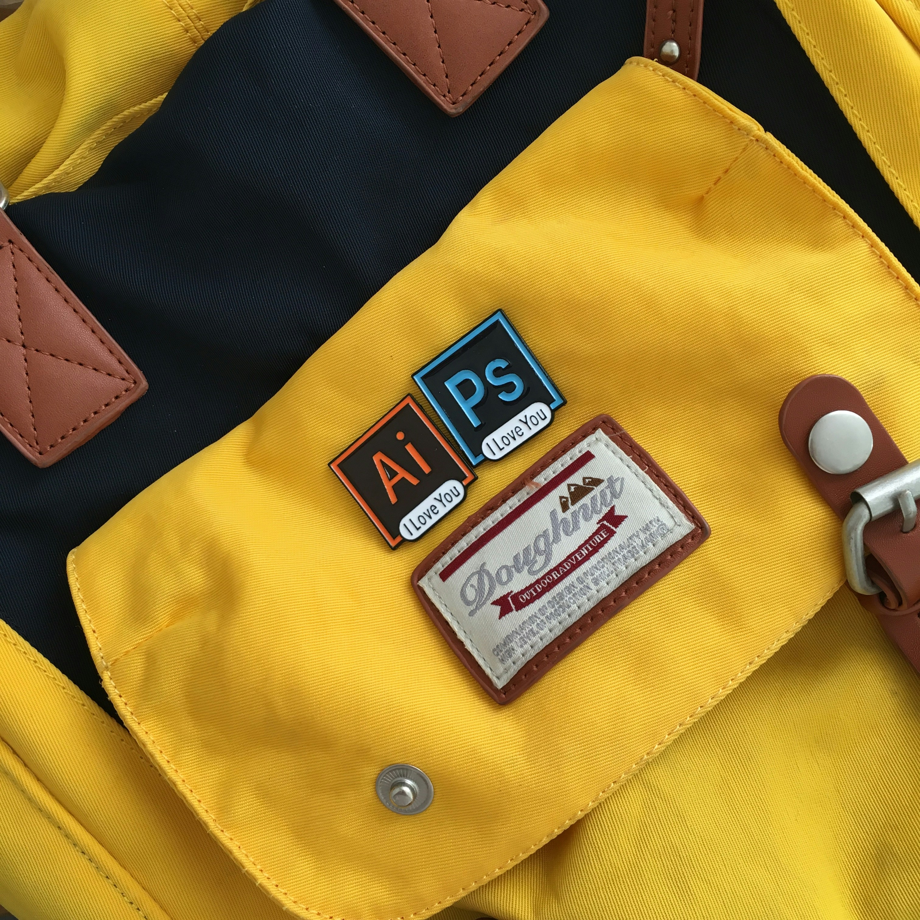 um close up de uma mochila amarela com um adesivo