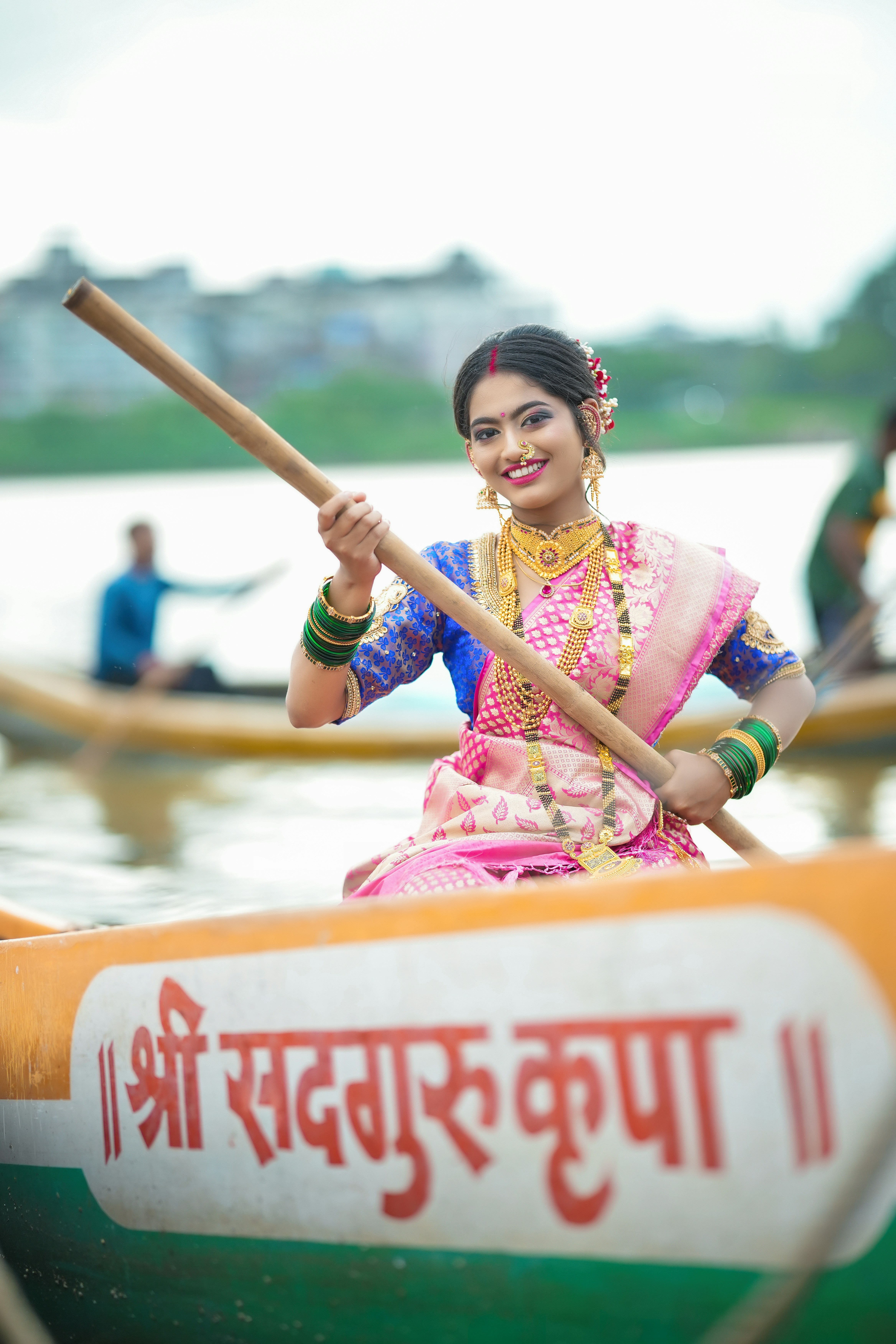 seorang wanita di perahu dengan tongkat di tangannya