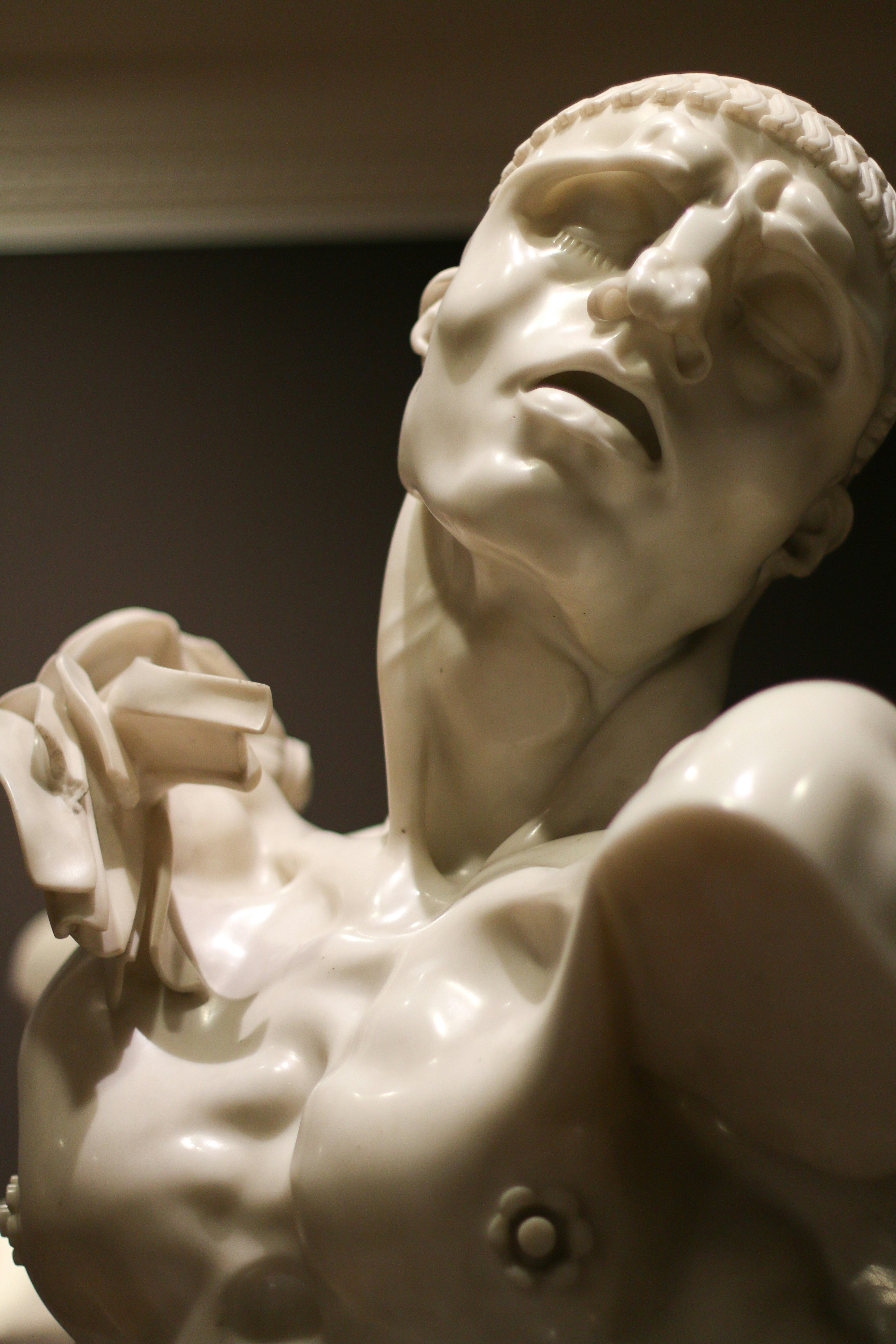 毛布に横たわる人物のブロンズ像の写真 – Unsplashの男の無料画像