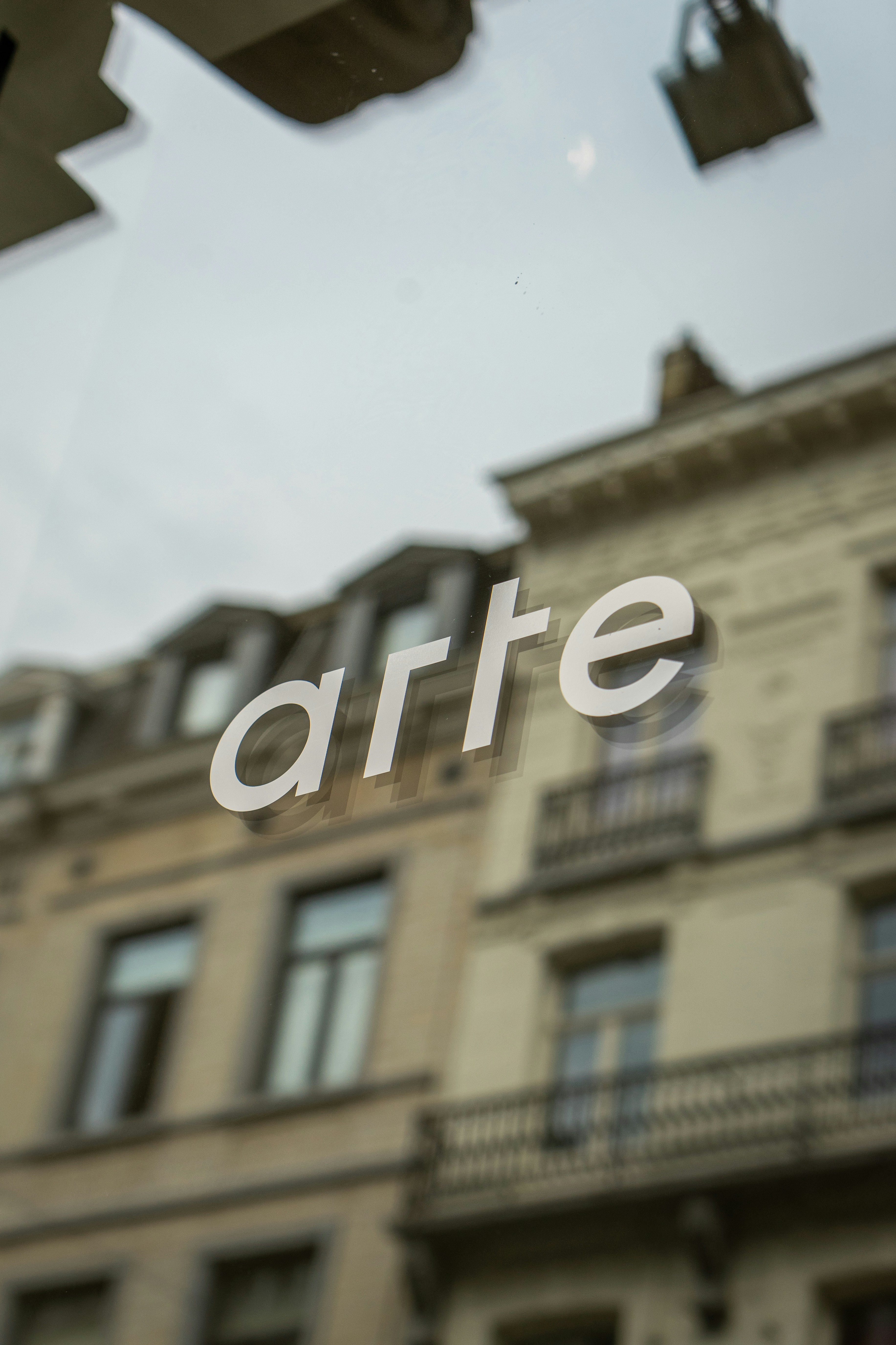 Logo de la marque Arte Antwerp sur la vitrine de la boutique de Bruxelles (Belgique)