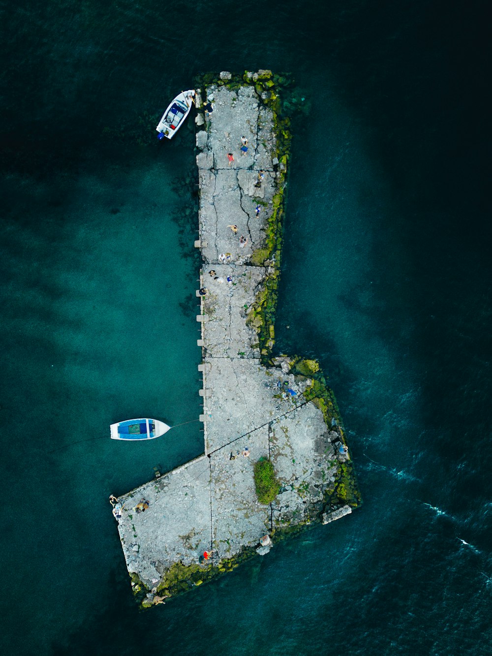 Una vista aérea de un muelle con dos barcos